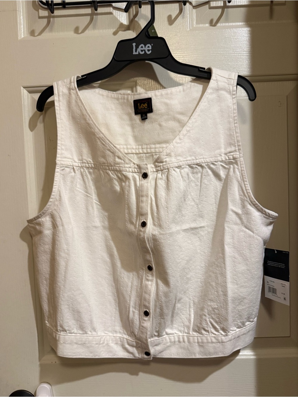 Lee White Sleeveless Button-Front Vest